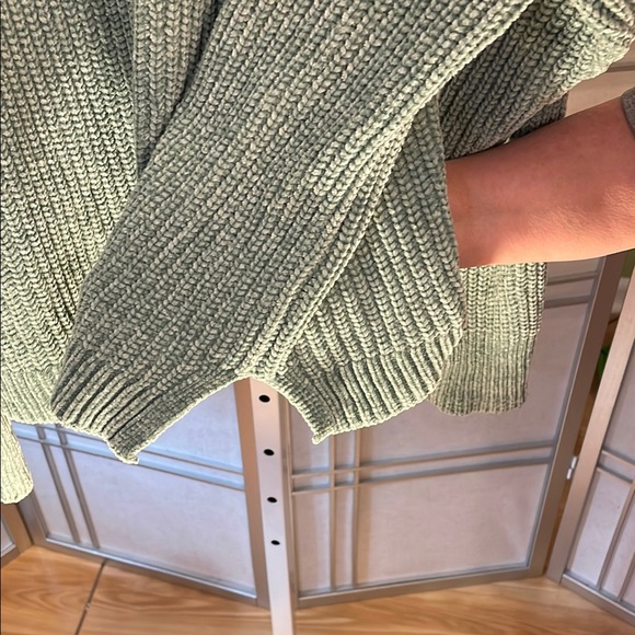 *Green Ribbed Knit Sweater - Picture 4 of 4